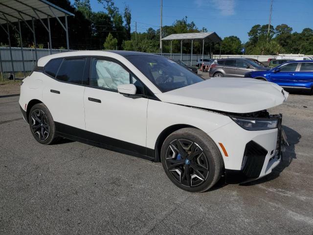 WB523CF00RCR19934 - 2024 BMW IX XDRIVE50 WHITE photo 4