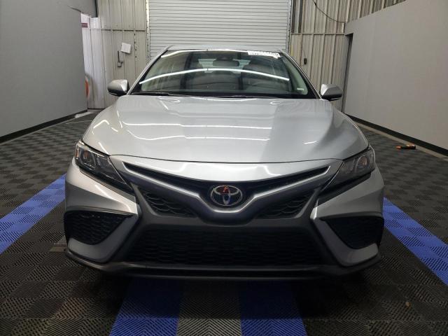 4T1G11AK9RU871336 - 2024 TOYOTA CAMRY SE NIGHT SHADE SILVER photo 5