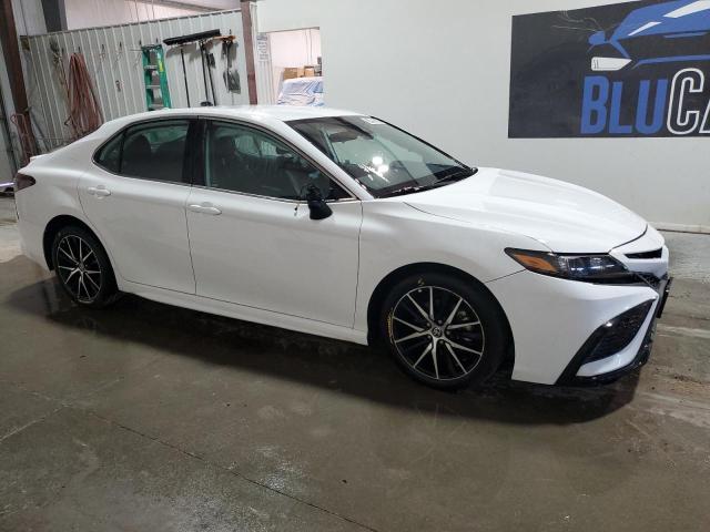 4T1G11AK0RU844963 - 2024 TOYOTA CAMRY SE NIGHT SHADE WHITE photo 4