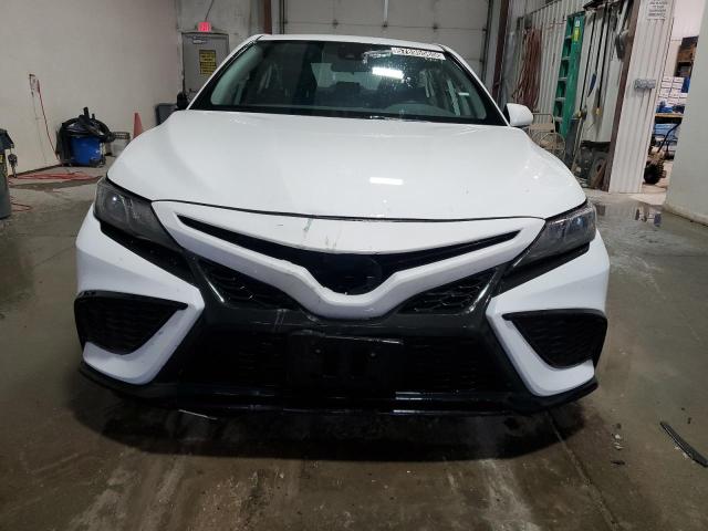 4T1G11AK0RU844963 - 2024 TOYOTA CAMRY SE NIGHT SHADE WHITE photo 5