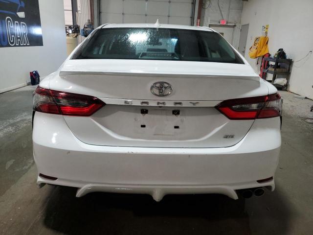 4T1G11AK0RU844963 - 2024 TOYOTA CAMRY SE NIGHT SHADE WHITE photo 6