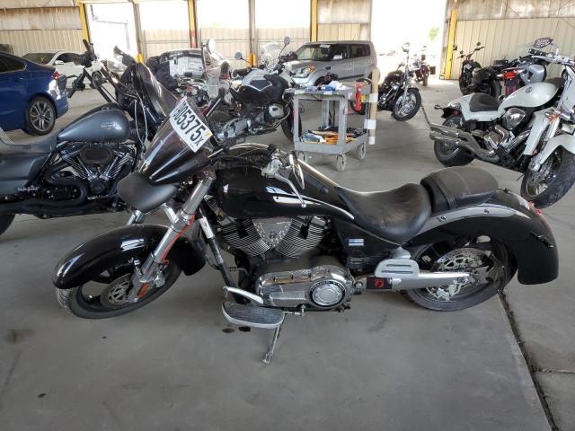 5VPCB26D473008044 - 2007 VICTORY MOTORCYCLES KINGPIN შავი ფოტო 3