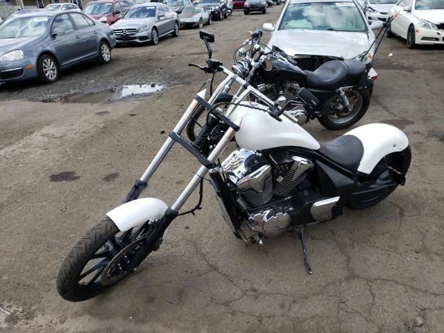 JH2SC6153AK001329 - 2010 HONDA VT1300 CX WHITE photo 2