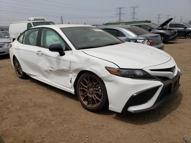 4T1T11AK0PU130567 - 2023 TOYOTA CAMRY SE NIGHT SHADE WHITE photo 4