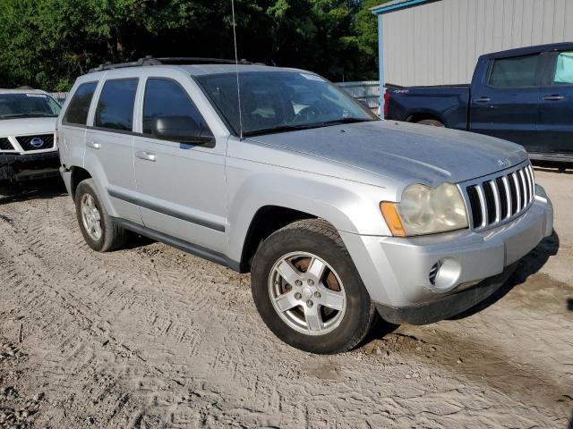 1J8GS48K47C511069 - 2007 JEEP GRAND CHER LAREDO SILVER photo 4