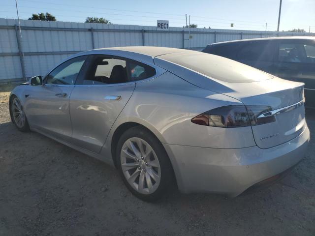 5YJSA1E21JF281718 - 2018 TESLA MODEL S 银色 照片 2