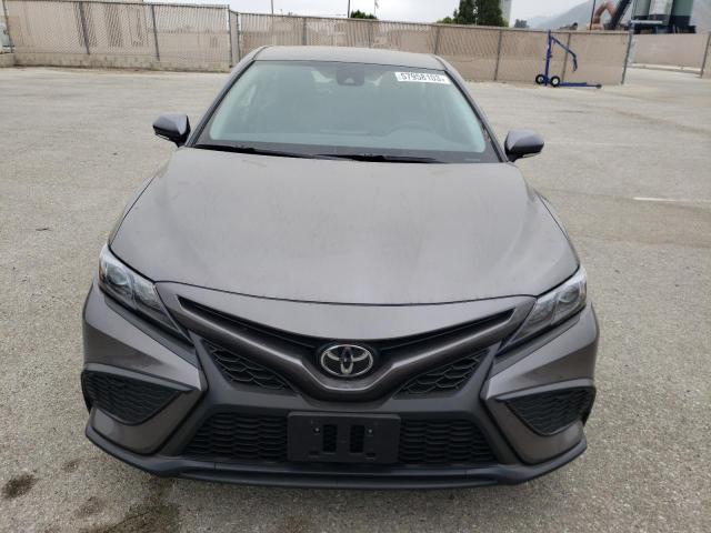 4T1T11AK8PU150419 - 2023 TOYOTA CAMRY SE NIGHT SHADE CHARCOAL photo 5
