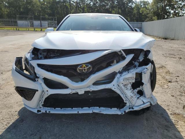 4T1G11AK6PU765522 - 2023 TOYOTA CAMRY SE NIGHT SHADE WHITE photo 5