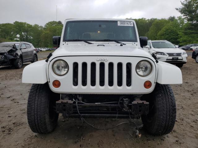 1C4HJWEG4DL562951 - 2013 JEEP WRANGLER U SAHARA 白色 照片 5