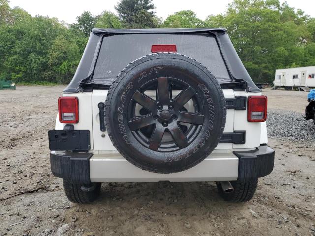 1C4HJWEG4DL562951 - 2013 JEEP WRANGLER U SAHARA 白色 照片 6