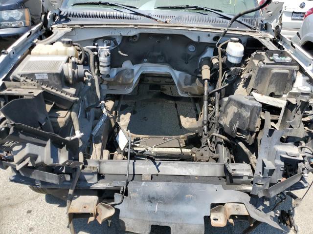 1GBJC39U55E111614 - 2005 CHEVROLET SILVERADO C3500 WHITE photo 11