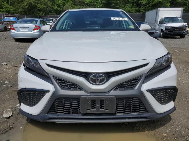 4T1G11AK6RU199252 - 2024 TOYOTA CAMRY SE NIGHT SHADE WHITE photo 5