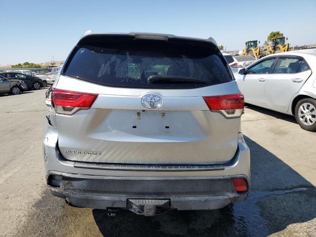 5TDZZRFH4JS255568 - 2018 TOYOTA HIGHLANDER LE SILVER photo 6