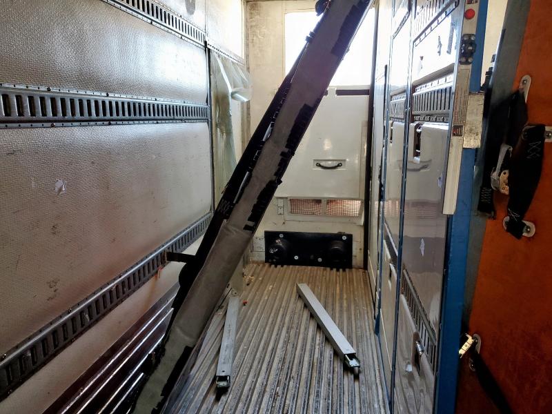 1UYVS25389U645338 - 2009 UTILITY VS2RA WHITE photo 8