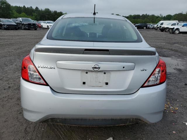 3N1CN7AP6JL835854 - 2018 NISSAN VERSA S Күміс фото 6