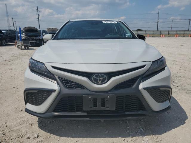 4T1G11AK8PU164659 - 2023 TOYOTA CAMRY SE NIGHT SHADE WHITE photo 5