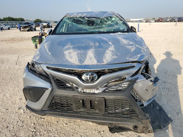 4T1G11AK0PU749980 - 2023 TOYOTA CAMRY SE NIGHT SHADE SILVER photo 5