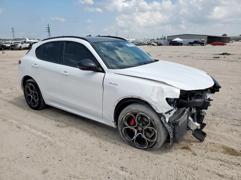 ZASPAKBN2N7D27344 - 2022 ALFA ROMEO STELVIO TI WHITE photo 4