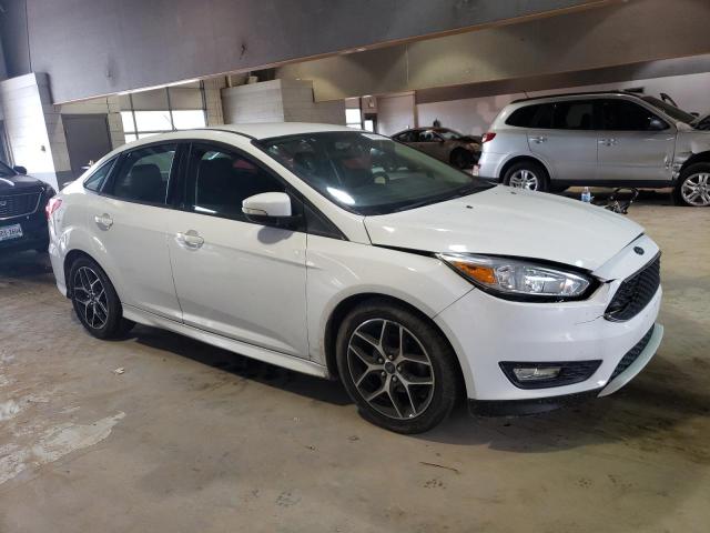 1FADP3F20FL346117 - 2015 FORD FOCUS SE WHITE photo 4