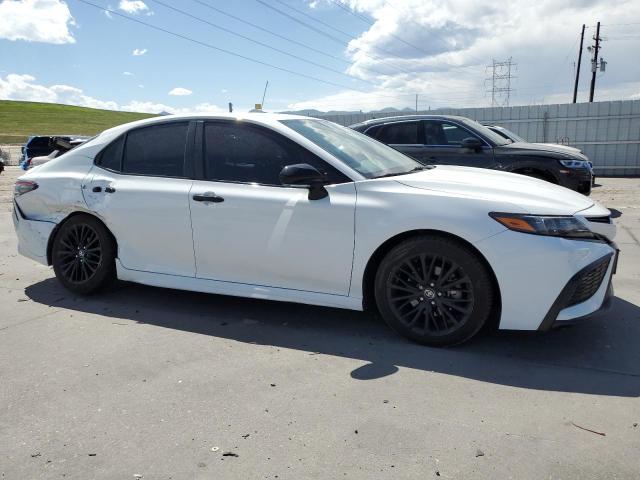 4T1T11BK5NU071415 - 2022 TOYOTA CAMRY SE თეთრი ფოტო 4