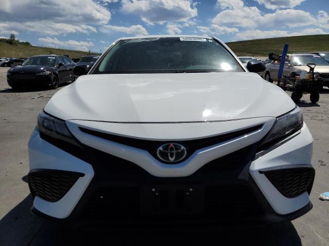 4T1T11BK5NU071415 - 2022 TOYOTA CAMRY SE თეთრი ფოტო 5