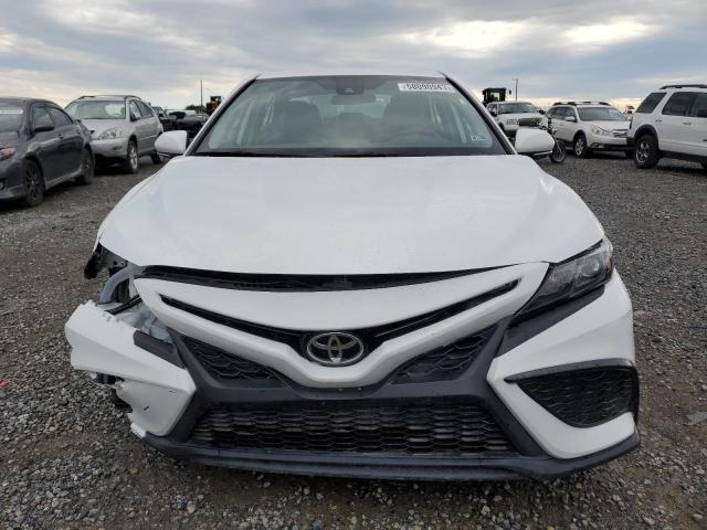 4T1G11AK1NU677880 - 2022 TOYOTA CAMRY SE WHITE photo 5