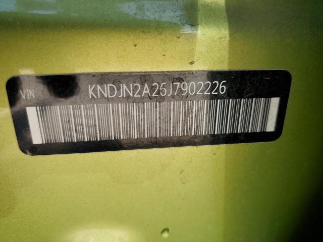 KNDJN2A26J7902226 - 2018 KIA SOUL GREEN photo 13