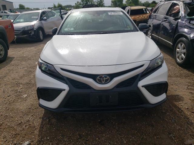 4T1T11BK8PU080581 - 2023 TOYOTA CAMRY SE NIGHT SHADE WHITE photo 5