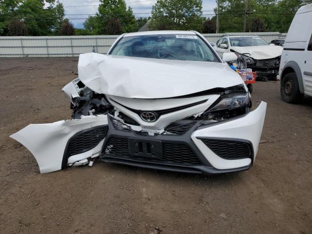 4T1T11AK5RU903603 - 2024 TOYOTA CAMRY SE NIGHT SHADE WHITE photo 5