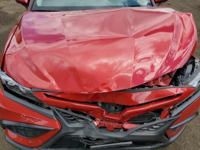 4T1T11BK3PU077779 - 2023 TOYOTA CAMRY SE NIGHT SHADE RED photo 11