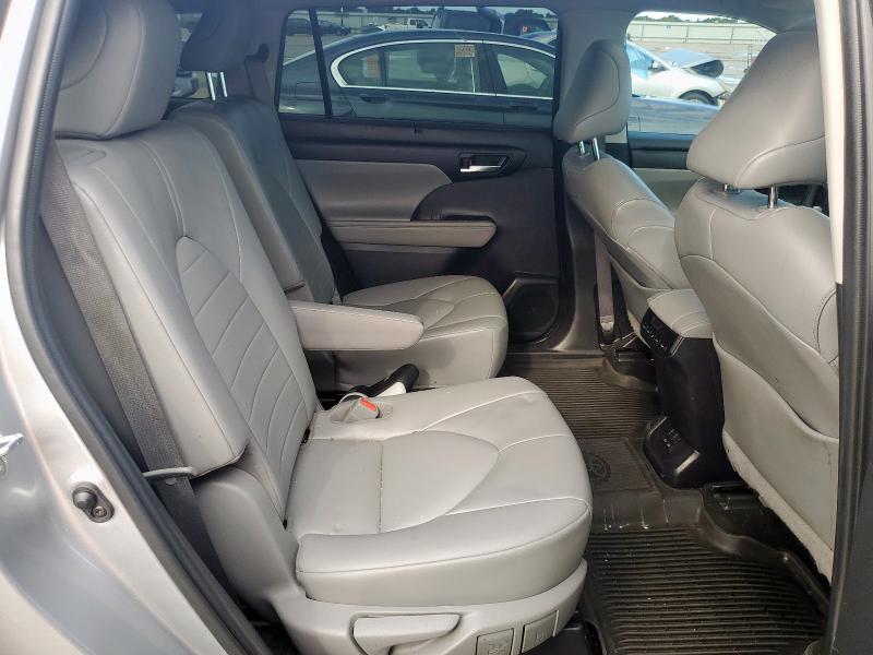 5TDGZRAH0NS547948 - 2022 TOYOTA HIGHLANDER XLE SILVER photo 11