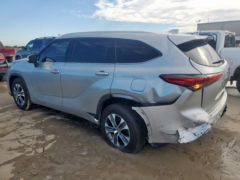5TDGZRAH0NS547948 - 2022 TOYOTA HIGHLANDER XLE SILVER photo 2