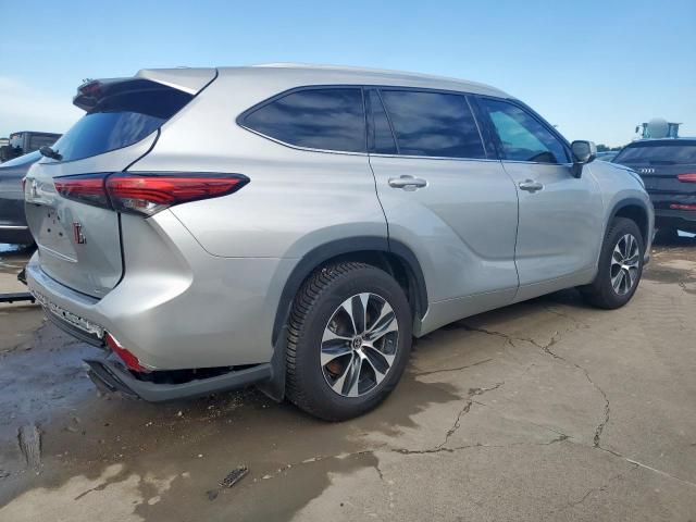 5TDGZRAH0NS547948 - 2022 TOYOTA HIGHLANDER XLE SILVER photo 3