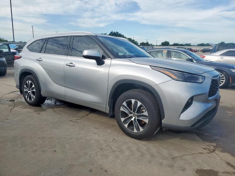 5TDGZRAH0NS547948 - 2022 TOYOTA HIGHLANDER XLE SILVER photo 4