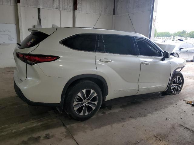 5TDGZRBH6MS531864 - 2021 TOYOTA HIGHLANDER XLE WHITE photo 3