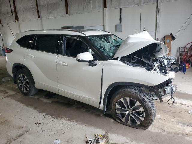 5TDGZRBH6MS531864 - 2021 TOYOTA HIGHLANDER XLE WHITE photo 4