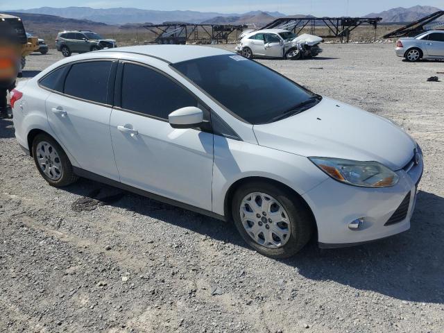 1FAHP3F21CL372786 - 2012 FORD FOCUS SE WHITE photo 4