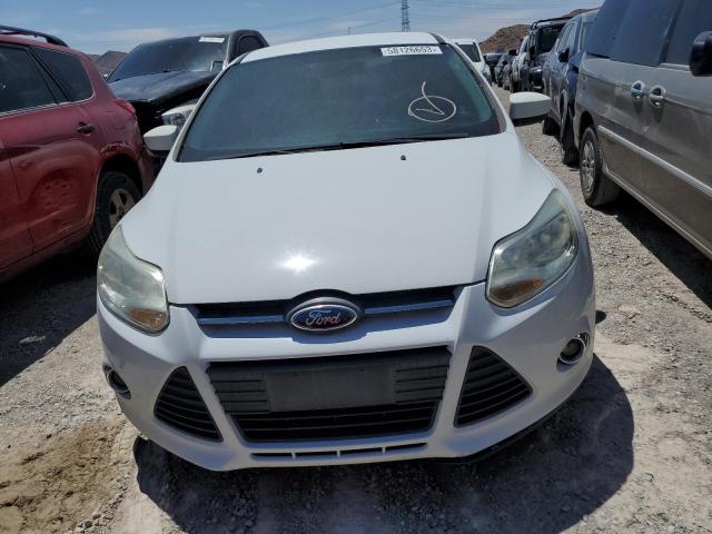 1FAHP3F21CL372786 - 2012 FORD FOCUS SE WHITE photo 5