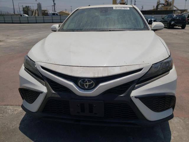 4T1G11AK7PU123150 - 2023 TOYOTA CAMRY SE NIGHT SHADE WHITE photo 5