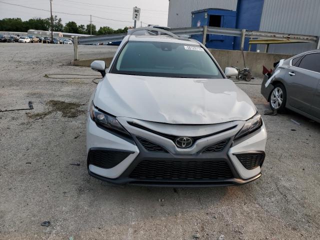 4T1S11AK8RU218295 - 2024 TOYOTA CAMRY SE NIGHT SHADE WHITE photo 5