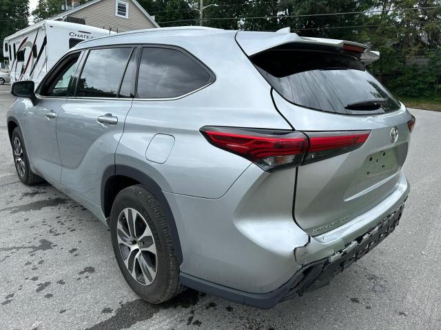 5TDGZRAH6MS066097 - 2021 TOYOTA HIGHLANDER XLE Silber Foto 2