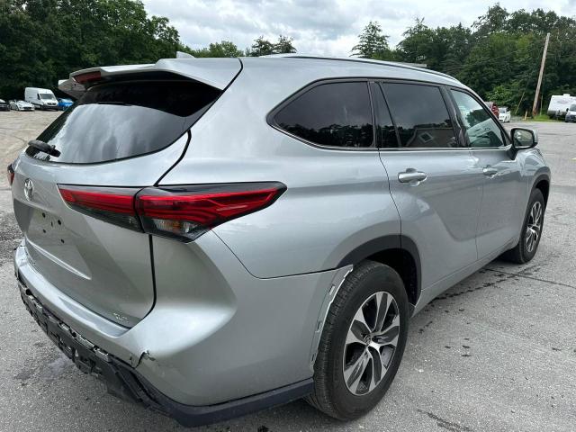 5TDGZRAH6MS066097 - 2021 TOYOTA HIGHLANDER XLE SILVER photo 3