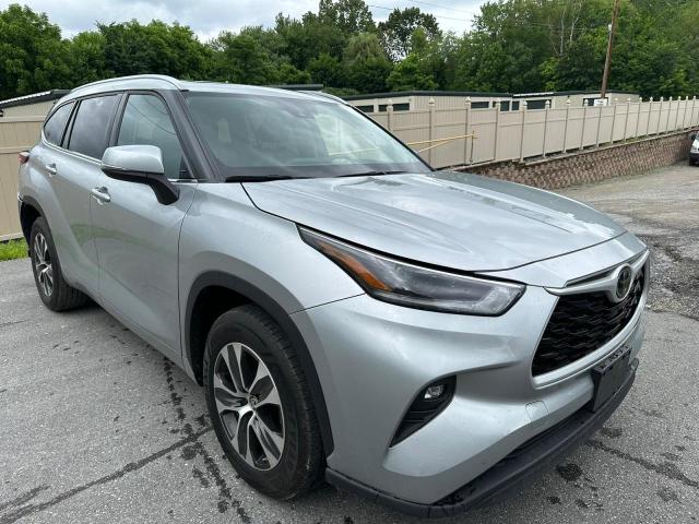 5TDGZRAH6MS066097 - 2021 TOYOTA HIGHLANDER XLE Silber Foto 4