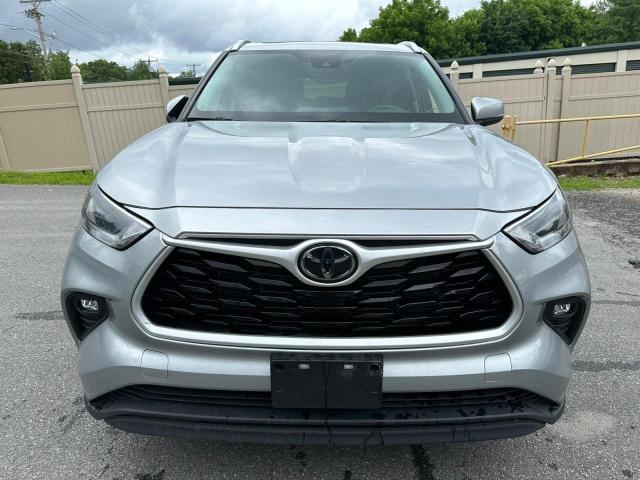 5TDGZRAH6MS066097 - 2021 TOYOTA HIGHLANDER XLE Silber Foto 5