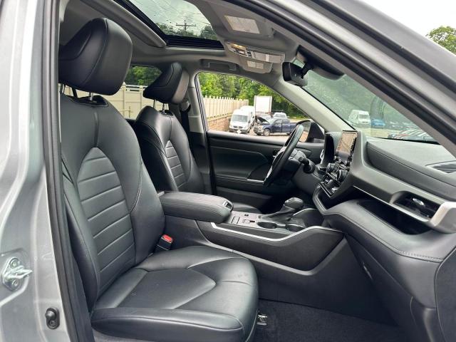 5TDGZRAH6MS066097 - 2021 TOYOTA HIGHLANDER XLE Silber Foto 6