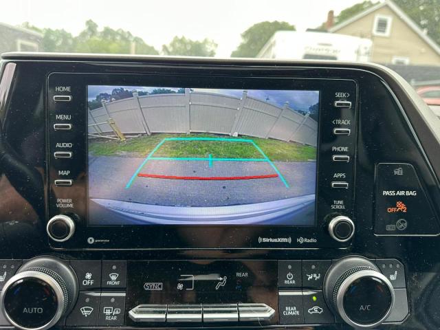 5TDGZRAH6MS066097 - 2021 TOYOTA HIGHLANDER XLE Silber Foto 8