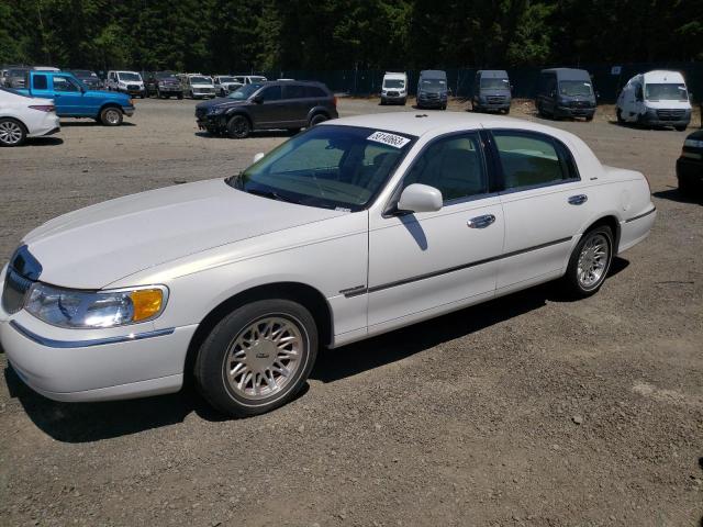 1LNFM82W7WY611132 - 1998 LINCOLN TOWN CAR SIGNATURE WHITE photo 1