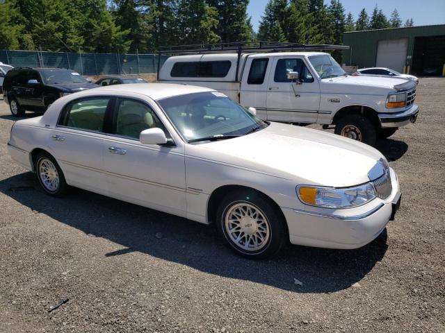 1LNFM82W7WY611132 - 1998 LINCOLN TOWN CAR SIGNATURE WHITE photo 4