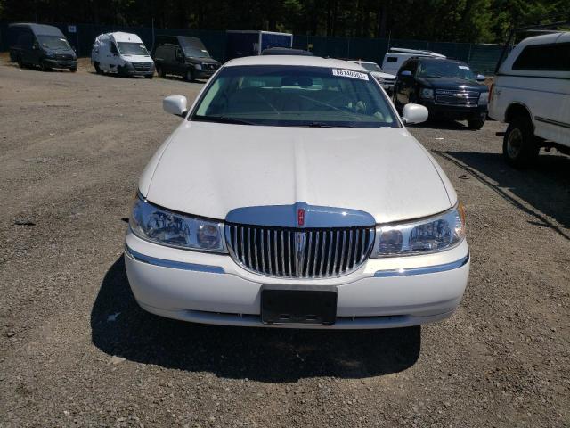 1LNFM82W7WY611132 - 1998 LINCOLN TOWN CAR SIGNATURE WHITE photo 5