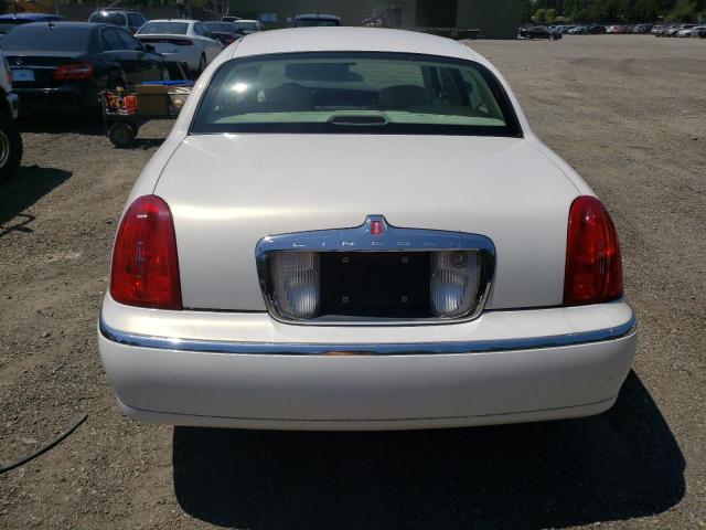 1LNFM82W7WY611132 - 1998 LINCOLN TOWN CAR SIGNATURE WHITE photo 6